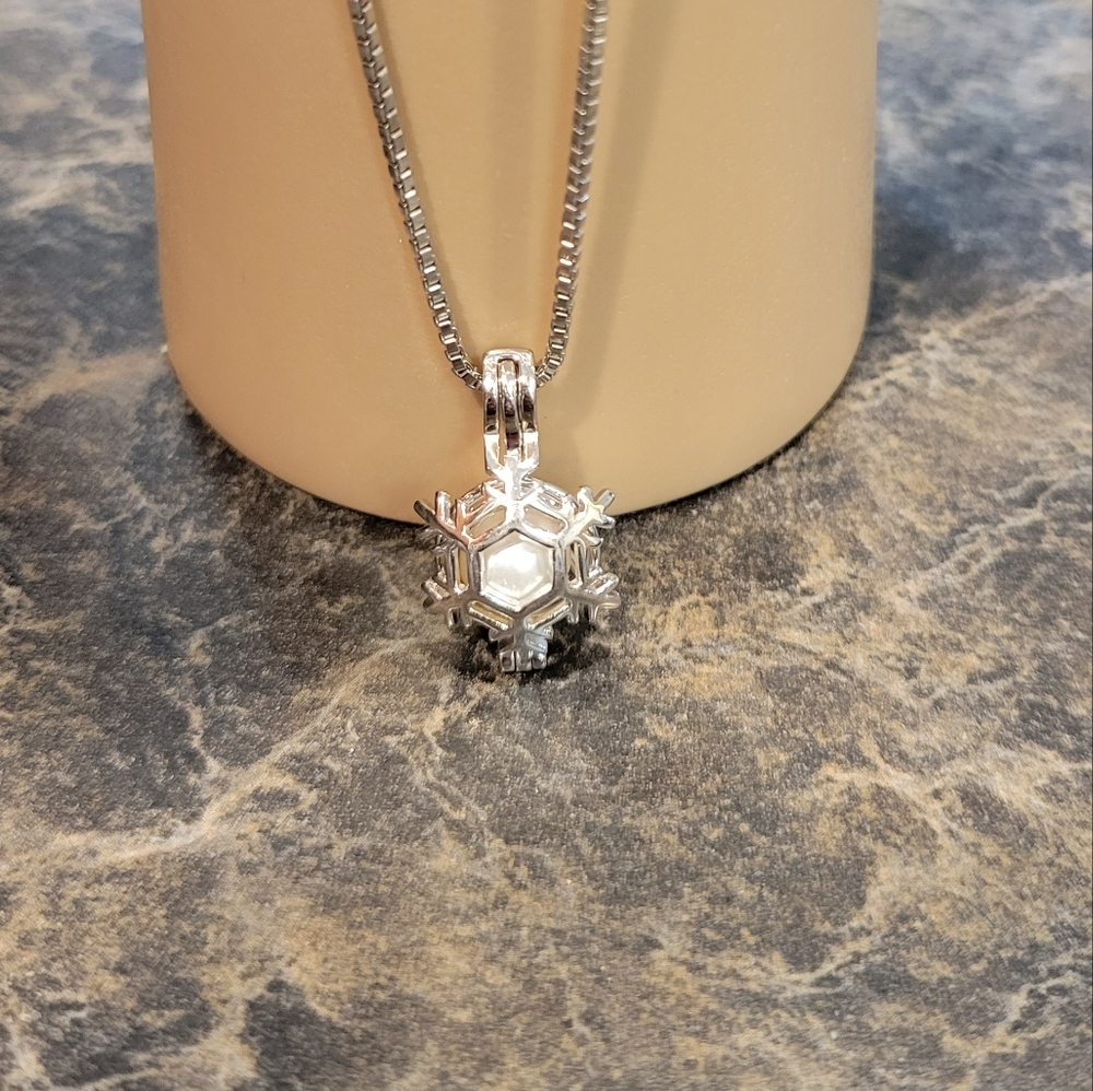 Snowflake necklace